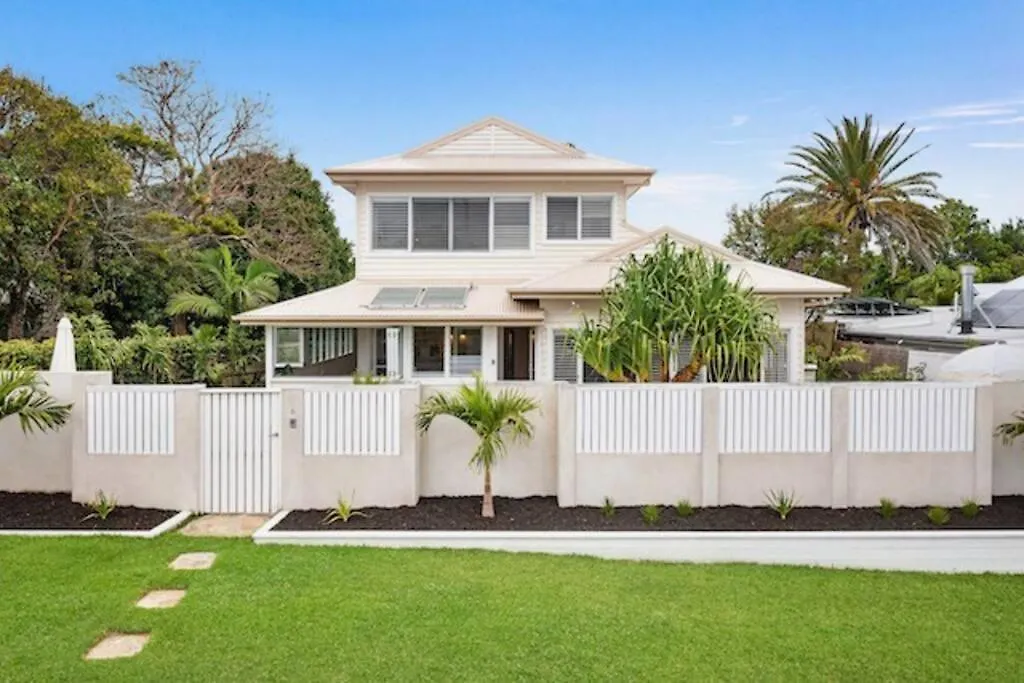 Holiday home Fuller Holidays - Hacienda, Luxury 5 Bedroom Home With Pool Byron Bay Australia
